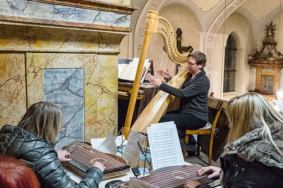 Heiliger Abend 2019 - Weihnachtslieder Singen des Kirchenchores mit Chorleiterin Veronika Ischlstöger an der Harfe und dem Zitherdrio Katzelsdorf