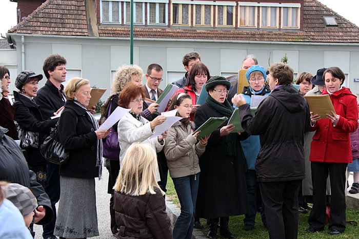 Allerheiligen Kirchenchor Lanzenkirchen sing beim Totengedenken - Fotos Ernst Birnbaumer